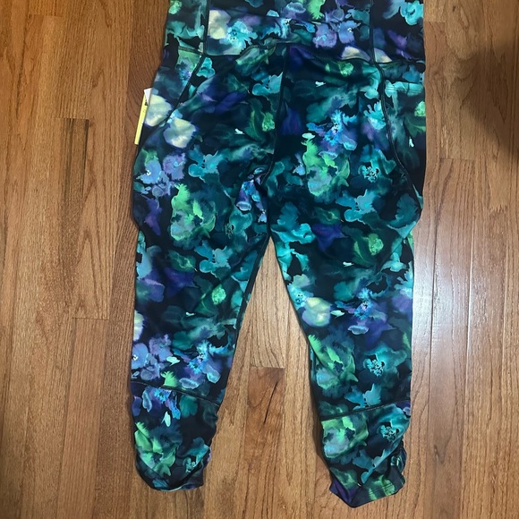 All In Motion Ultra High Rise Capri - Picture 8 of 9